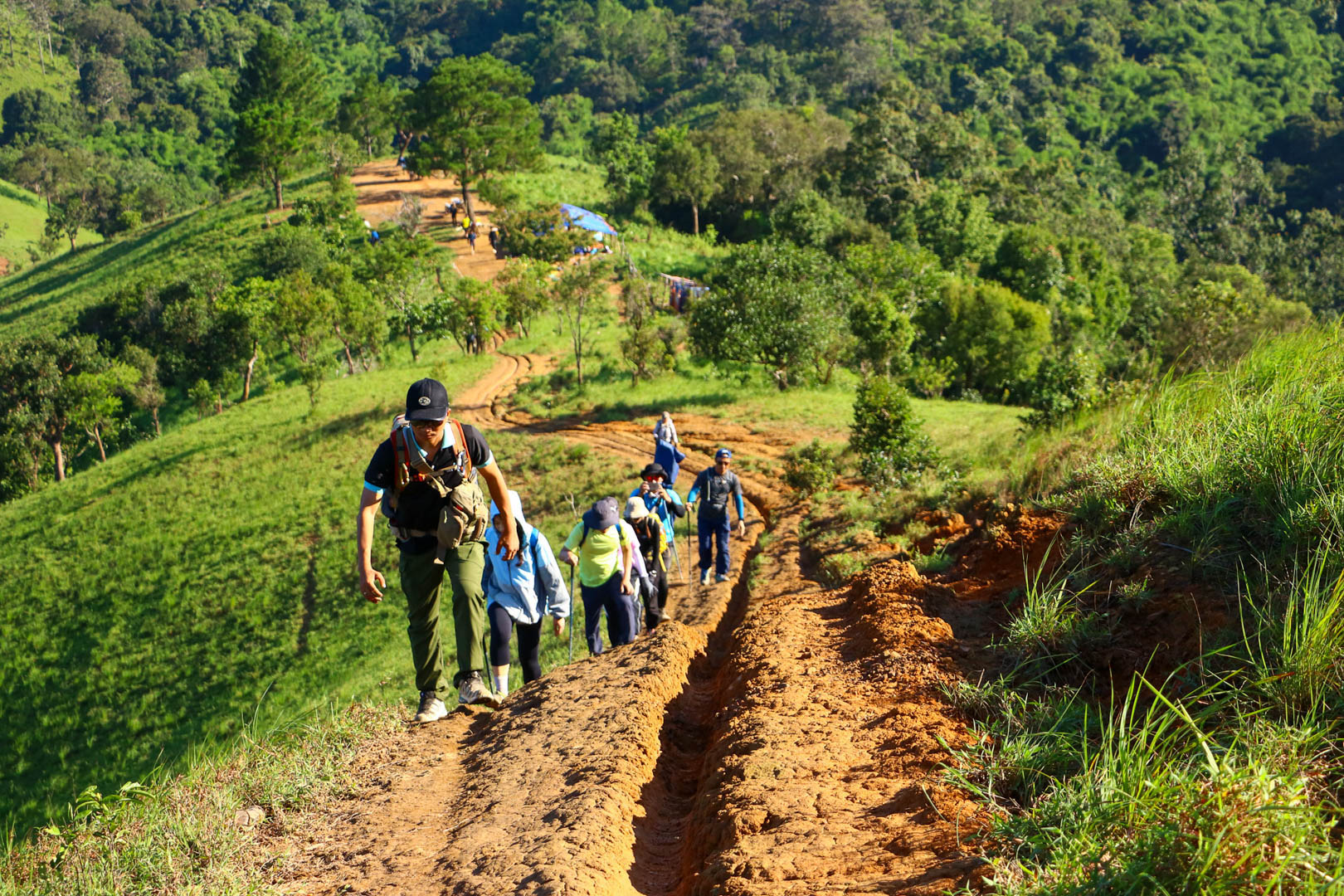 Leo núi cần mang theo gì - khi đi book tour